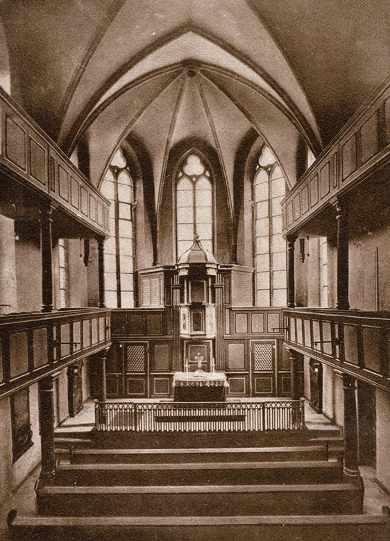 Dieses Bild hat ein leeres Alt-Attribut. Der Dateiname ist 1930-Untere-Stadtkirche-Blick-in-den-Chor-Louis-Scharfe-beschnitten.jpg